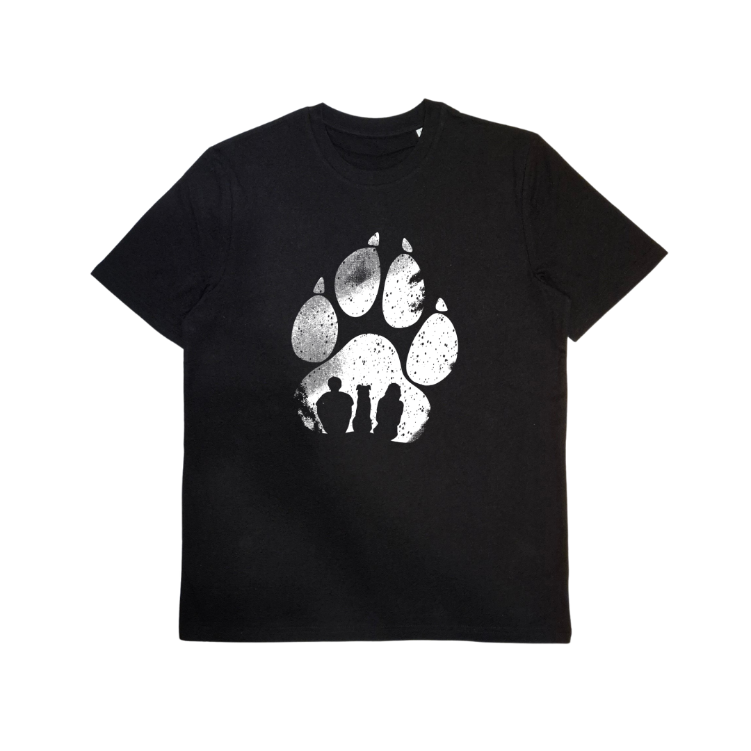 Schwarzes Herren T-Shirt aus Bio-Baumwolle mit Hundepfote – Odenwald mit Stil, Frontansicht.