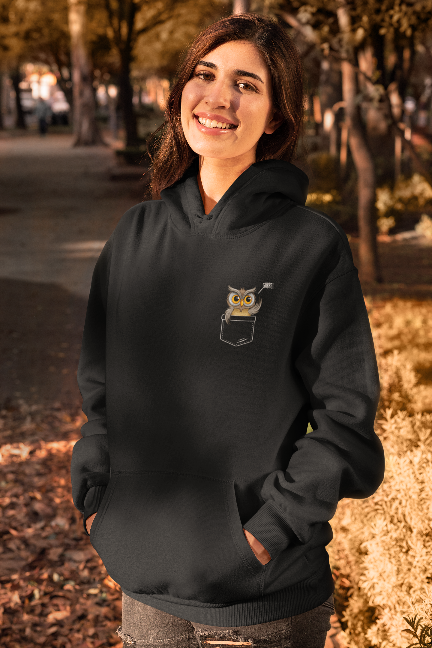 'Gurre' Eule in Brusttasche - Unisex Organic Hoodie (Odenwälder Dialekt)