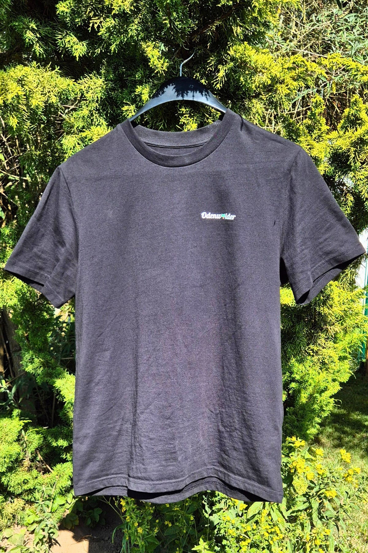 Ein Odenwälder Motiv auf der linken Brust eines schwarzen Herren Tshirts