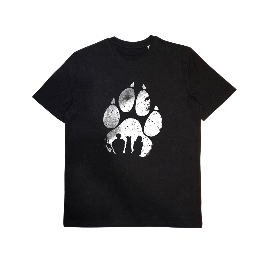 Schwarzes Herren T-Shirt aus Bio-Baumwolle mit Hundepfote – Odenwald mit Stil, Frontansicht.
