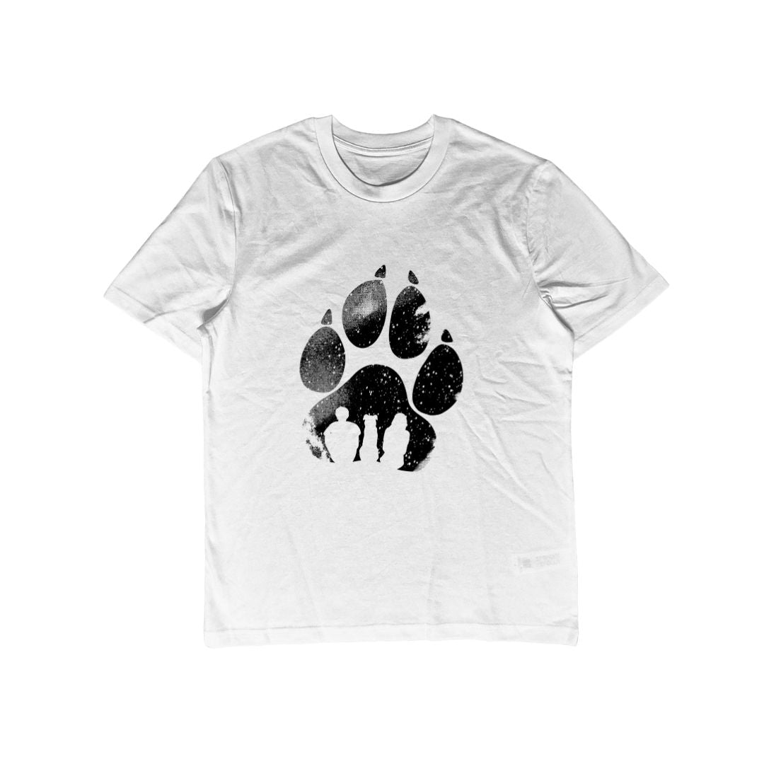 Weißes Herren T-Shirt mit Hundepfote Motiv als Produktfoto.