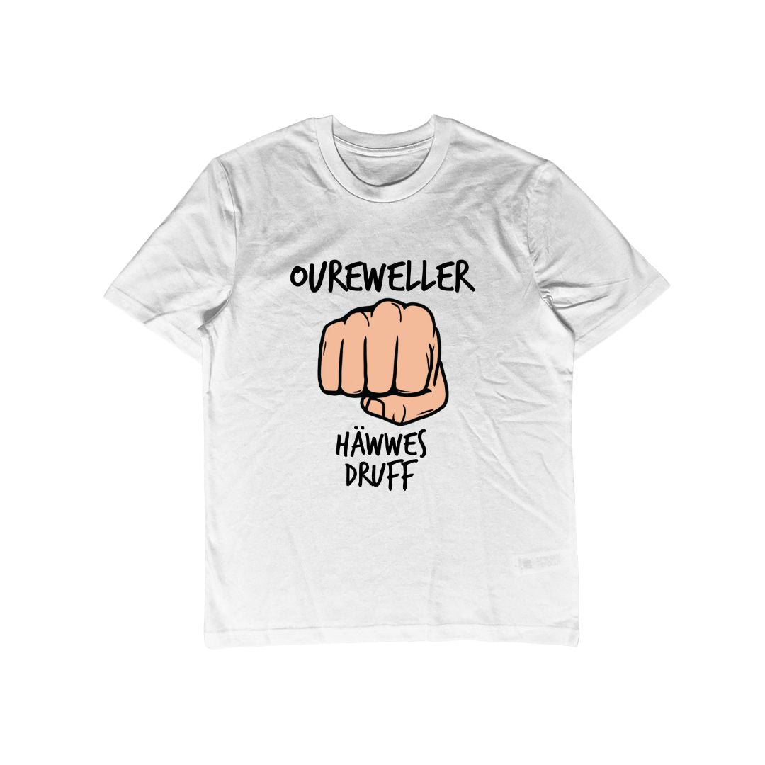 Weißes Herren T-Shirt mit Oureweller häwwes druff Motiv als Produktfoto.