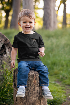 'Gurre' Eule in Brusttasche  - Kinder Organic T-Shirt (Odenwälder Dialekt)
