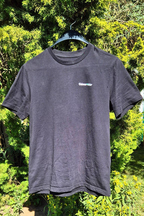 Ein Odenwälder Motiv auf der linken Brust eines schwarzen Unisex Tshirts