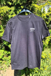 Ein ODWLiebe Motiv auf der linken Brust eines schwarzen Herren Tshirts