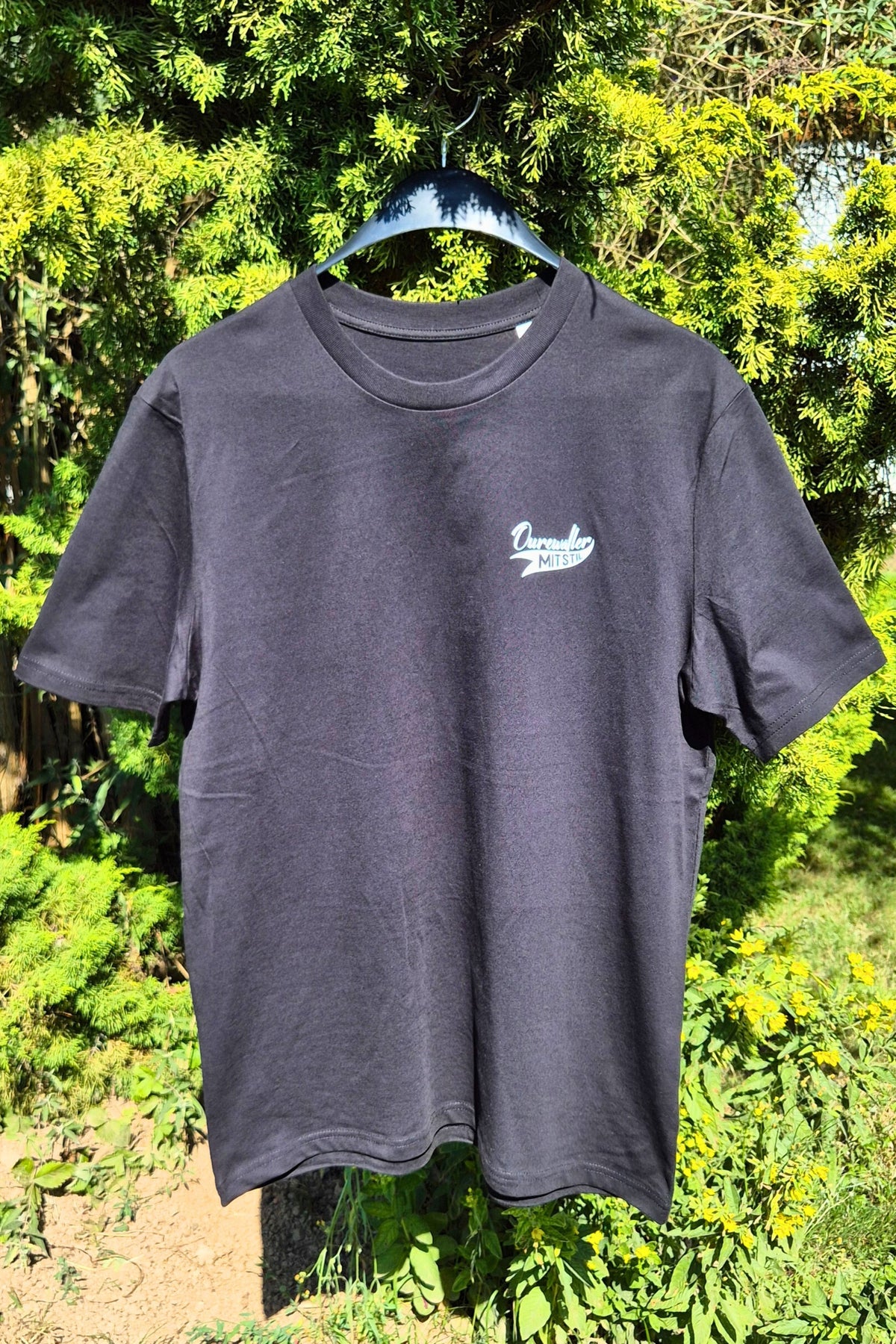 Ein Ourewäller mit Stil Motiv auf der linken Brust eines schwarzen Herren Tshirts