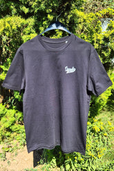 Ein Ourewäller mit Stil Motiv auf der linken Brust eines schwarzen Unisex Tshirts