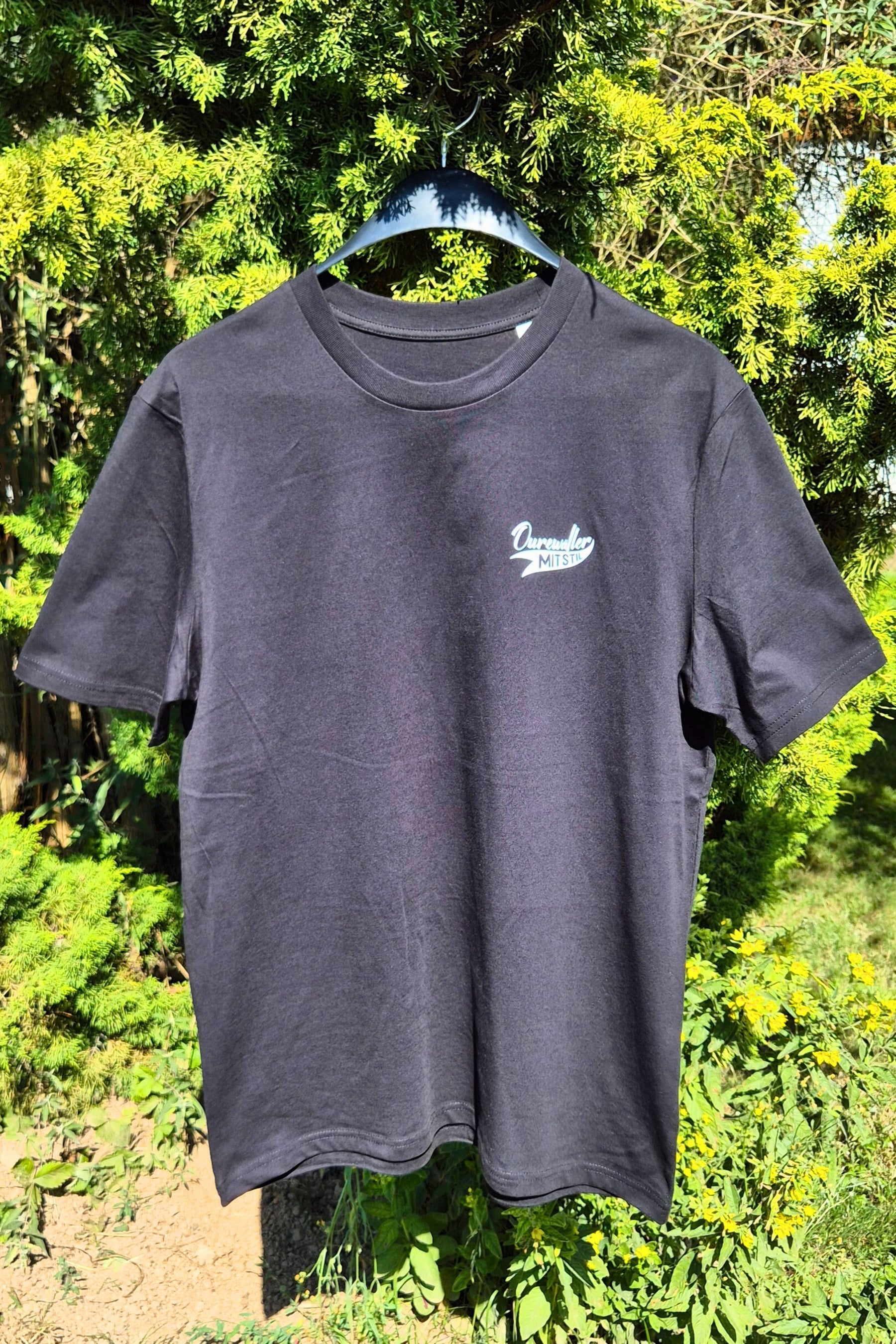Ein Ourewäller mit Stil Motiv auf der linken Brust eines schwarzen Unisex Tshirts